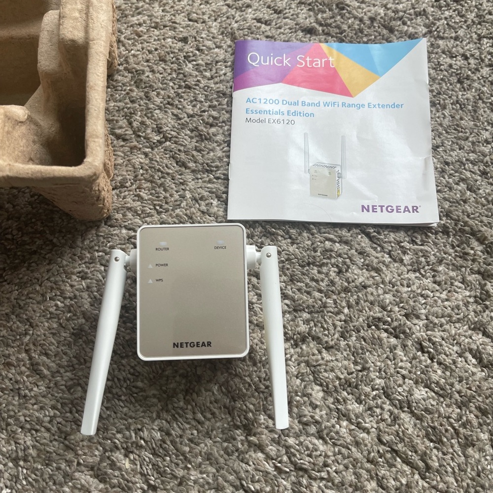 NETGEAR AC1200 WiFi Range Extender - Picture 6 of 7